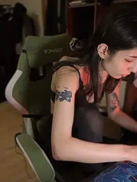 Snapshot of mollyEXD chatting on 12.19.25 mollyEXD online show from 12.19.25