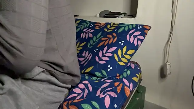 Snapshot of hot_hunk_boy chatting on 12.17.25 hot hunk boy online show from 12.17.25