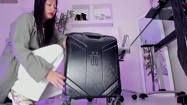 hannah howeell   online show from 10.22.25