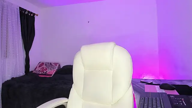 Snapshot of ashanty_b5 chatting on 12.23.25 ashanty b5 online show from 12.23.25