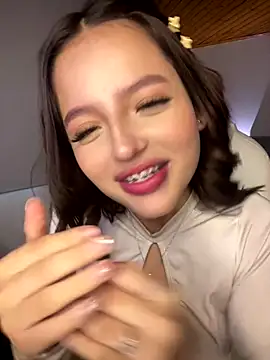 Snapshot of Sofia18_pinkk chatting on 11.18.25 Sofia18 pinkk online show from 11.18.25