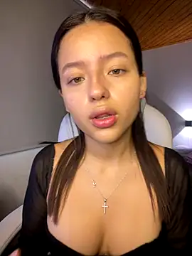 Snapshot of Sofia18_pinkk chatting on 11.24.25 Sofia18 pinkk online show from 11.24.25