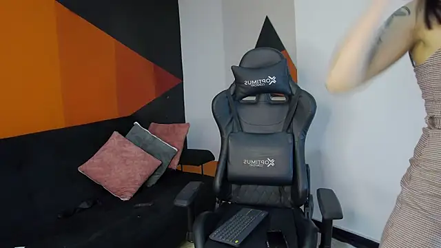 Snapshot of AmbarDupont chatting on 02.15.25 AmbarDupont online show from 02.15.25