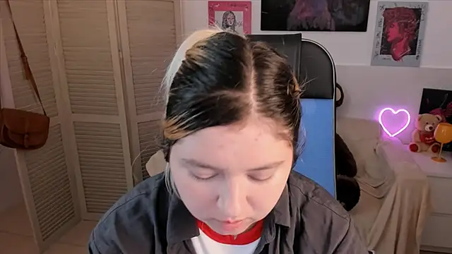 Snapshot of DiaAngell chatting on 09.23.25 DiaAngell online show from 09.23.25