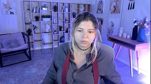 Snapshot of DiaAngell chatting on 09.25.25 DiaAngell online show from 09.25.25