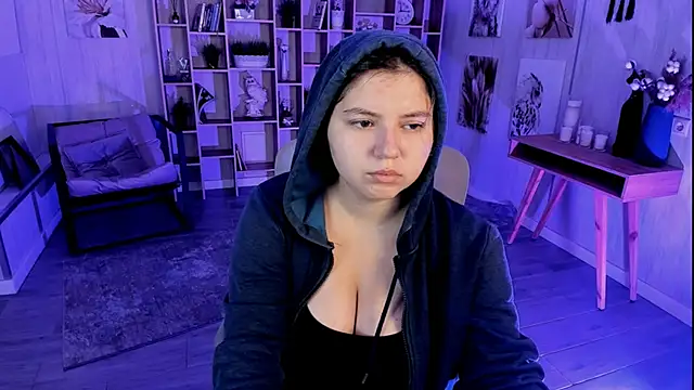 Snapshot of DiaAngell chatting on 09.28.25 DiaAngell online show from 09.28.25