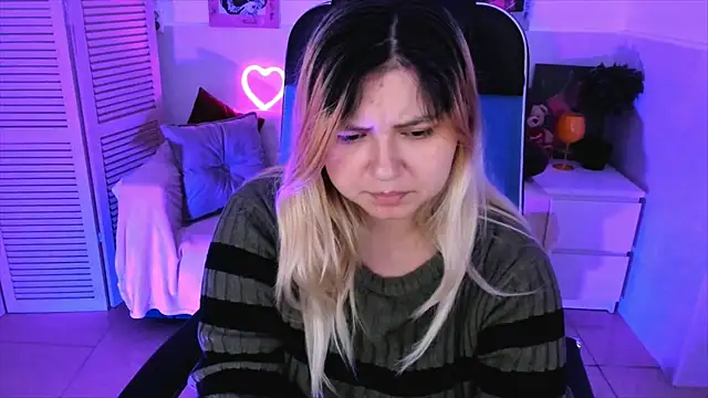 Snapshot of DiaAngell chatting on 10.21.25 DiaAngell online show from 10.21.25