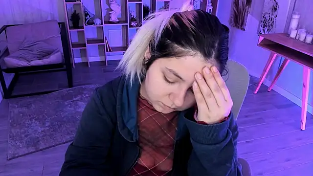 Snapshot of DiaAngell chatting on 10.24.25 DiaAngell online show from 10.24.25