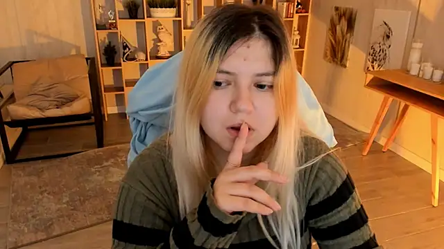 Snapshot of DiaAngell chatting on 10.26.25 DiaAngell online show from 10.26.25