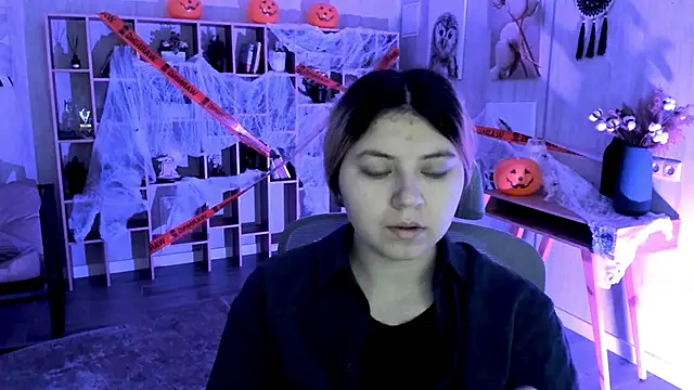 Snapshot of DiaAngell chatting on 10.31.25 DiaAngell online show from 10.31.25