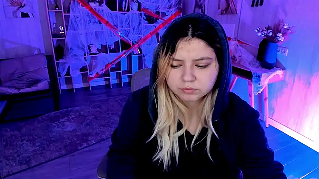 Snapshot of DiaAngell chatting on 11.02.25 DiaAngell online show from 11.02.25