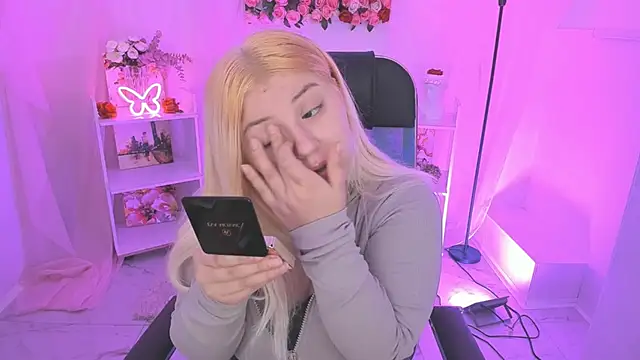 Snapshot of DiaAngell chatting on 11.13.25 DiaAngell online show from 11.13.25