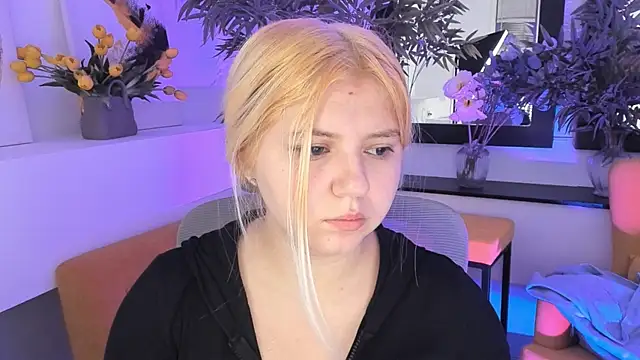 Snapshot of DiaAngell chatting on 11.14.25 DiaAngell online show from 11.14.25