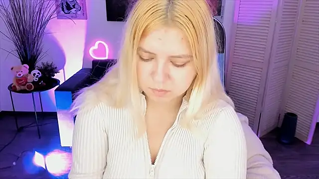 Snapshot of DiaAngell chatting on 11.22.25 DiaAngell online show from 11.22.25