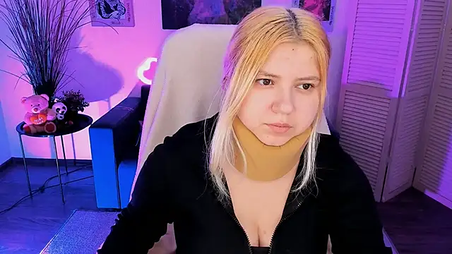 Snapshot of DiaAngell chatting on 11.26.25 DiaAngell online show from 11.26.25