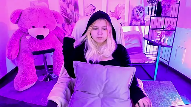 Snapshot of DiaAngell chatting on 11.27.25 DiaAngell online show from 11.27.25