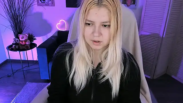 Snapshot of DiaAngell chatting on 11.28.25 DiaAngell online show from 11.28.25