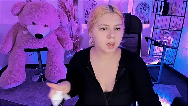 Snapshot of DiaAngell chatting on 12.03.25 DiaAngell online show from 12.03.25