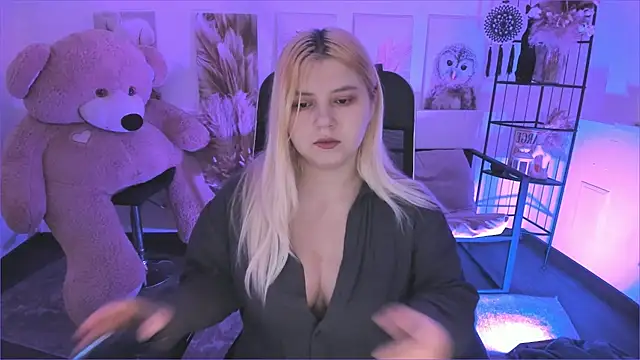 Snapshot of DiaAngell chatting on 12.13.25 DiaAngell online show from 12.13.25