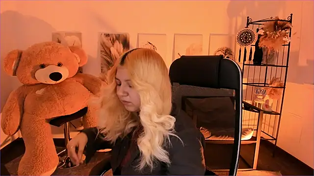 Snapshot of DiaAngell chatting on 12.17.25 DiaAngell online show from 12.17.25