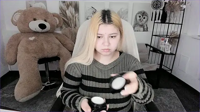 Snapshot of DiaAngell chatting on 01.13.26 DiaAngell online show from 01.13.26