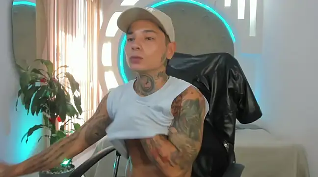 Snapshot of tattokoi chatting on 02.22.25 tattokoi online show from 02.22.25