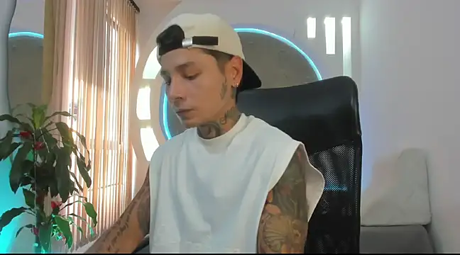 Snapshot of tattokoi chatting on 03.02.25 tattokoi online show from 03.02.25