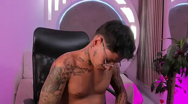 Snapshot of tattokoi chatting on 03.13.25 tattokoi online show from 03.13.25