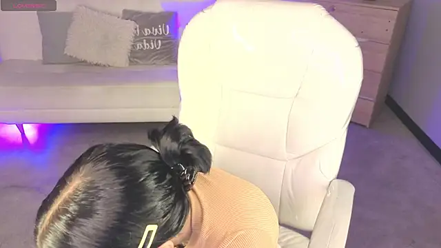 Nicole Foxx  online show from 02.13.26