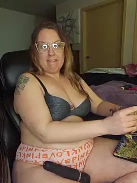 Snapshot of TattedMamaXOXO chatting on 02.13.25 TattedMamaXOXO online show from 02.13.25