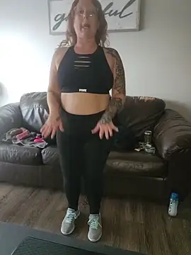 Snapshot of TattedMamaXOXO chatting on 11.18.25 TattedMamaXOXO online show from 11.18.25