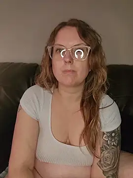 Snapshot of TattedMamaXOXO chatting on 11.24.25 TattedMamaXOXO online show from 11.24.25