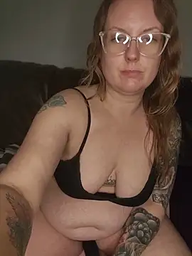 Snapshot of TattedMamaXOXO chatting on 12.16.25 TattedMamaXOXO online show from 12.16.25