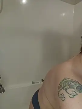 Snapshot of TattedMamaXOXO chatting on 12.21.25 TattedMamaXOXO online show from 12.21.25