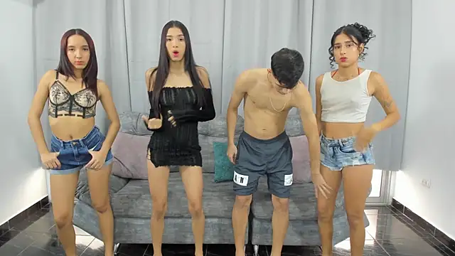 Snapshot of hotlittleones18 chatting on 03.14.25 hotlittleones18 online show from 03.14.25