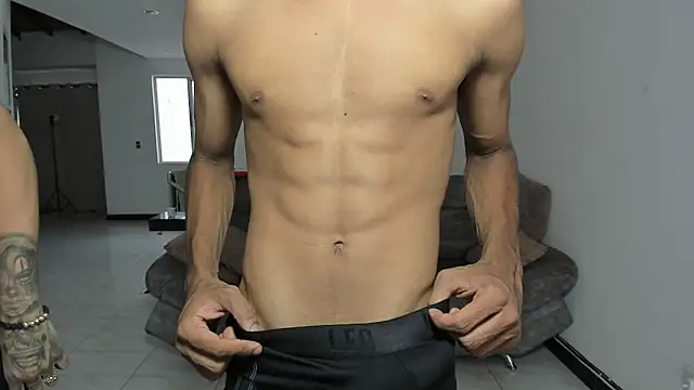 Snapshot of hotlittleones18 chatting on 10.31.25 hotlittleones18 online show from 10.31.25