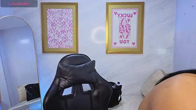 Snapshot of Paulette_v chatting on 02.10.26 Paulette v online show from 02.10.26