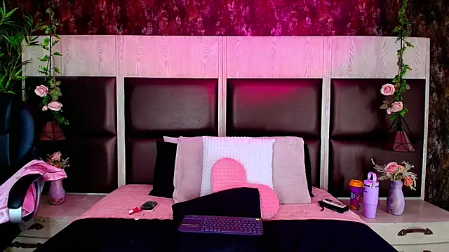 Bella Smiith  online show from 10.03.25