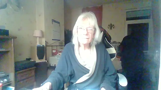 Snapshot of rosanetrav chatting on 11.18.25 rosanetrav online show from 11.18.25