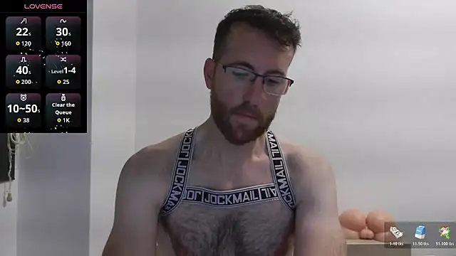 Snapshot of machohiberiko chatting on 11.13.25 machohiberiko online show from 11.13.25