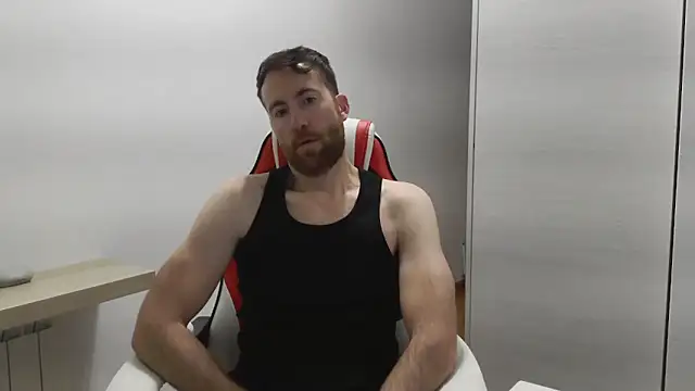 Snapshot of machohiberiko chatting on 12.20.25 machohiberiko online show from 12.20.25