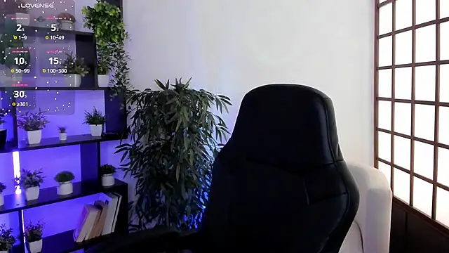 Snapshot of KristineBeauty chatting on 12.04.25 KristineBeauty online show from 12.04.25