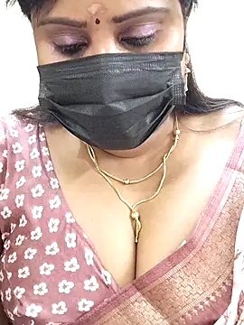 Snapshot of Queenflowerr chatting on 02.26.25 Queenflowerr online show from 02.26.25