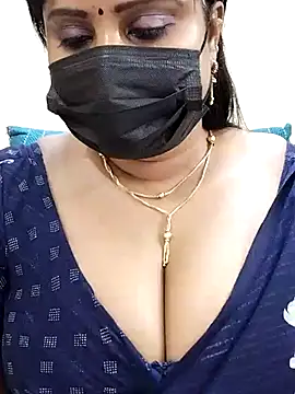 Snapshot of Queenflowerr chatting on 03.04.25 Queenflowerr online show from 03.04.25