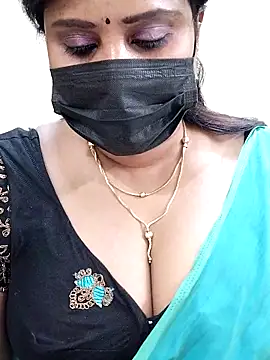 Snapshot of Queenflowerr chatting on 03.05.25 Queenflowerr online show from 03.05.25