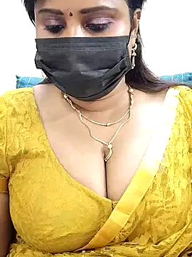 Snapshot of Queenflowerr chatting on 03.10.25 Queenflowerr online show from 03.10.25