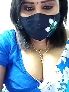 Snapshot of Queenflowerr chatting on 09.10.25 Queenflowerr online show from 09.10.25