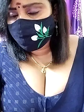 Snapshot of Queenflowerr chatting on 09.27.25 Queenflowerr online show from 09.27.25