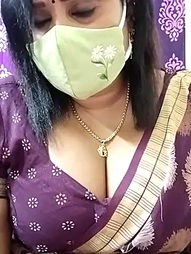 Snapshot of Queenflowerr chatting on 10.16.25 Queenflowerr online show from 10.16.25