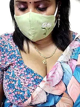 Snapshot of Queenflowerr chatting on 10.27.25 Queenflowerr online show from 10.27.25